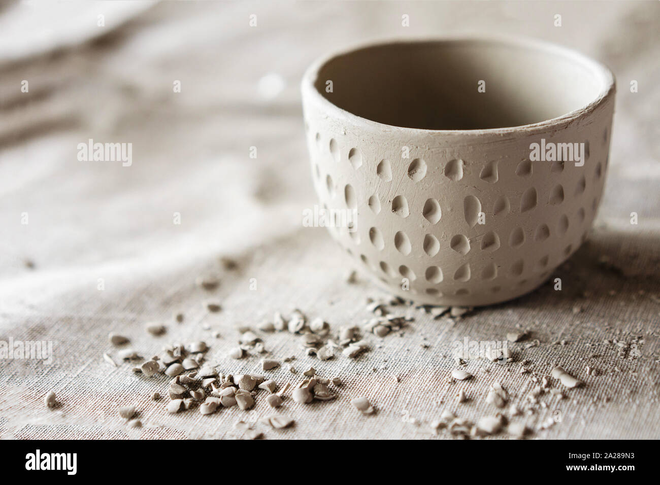Prodotti di argilla ciotola. Metodo di forma per la realizzazione di piatti a base di argilla. Foto Stock