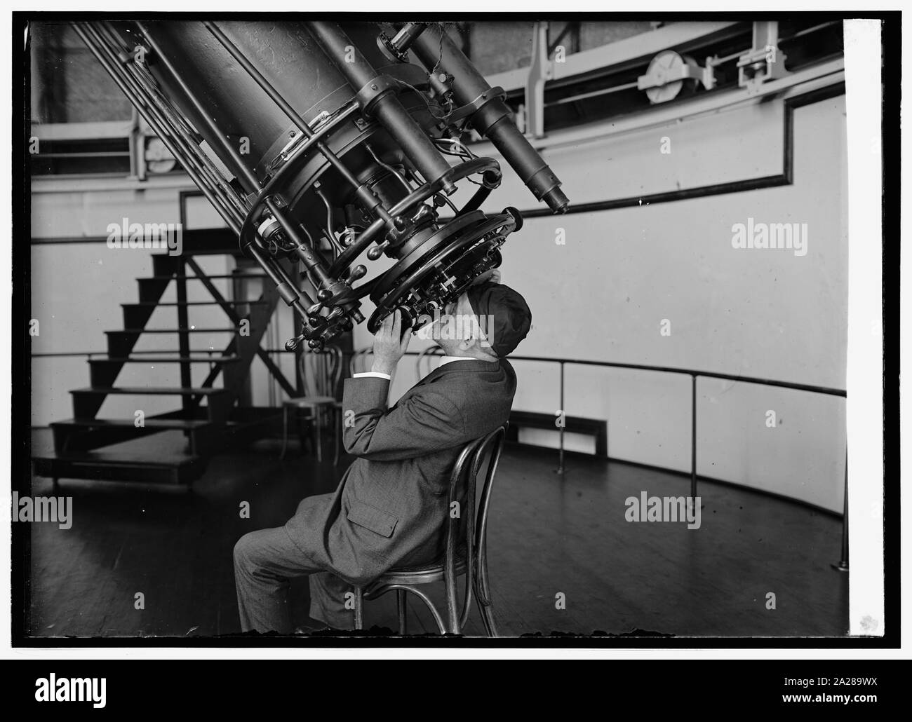 Il prof. Sala della Naval Observatory con 26 pollici telescopio, Washington D.C., 8/18/24 Foto Stock