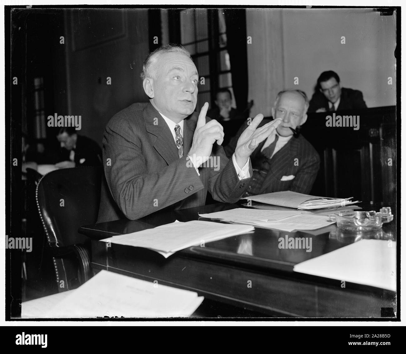 Il programma di partecipazione agli utili di un successo, Westinghouse dice esecutivo Comitato del Senato. Washington D.C., nov. 22. Il Senato sottocomitato Finanza è stato detto oggi di W.G. Marshall, Vice Presidente della Westinghouse Electric e Manufacturing Co., che il profit sharing plan effettuata dalla sua società è stato trovato reciprocamente soddisfacente e vantaggioso per la gestione e per i lavoratori. La Commissione sta esaminando la possibilità di profitto industriale i sistemi di condivisione come un mezzo per ridurre i conflitti economici e fornendo lavoro con una maggiore quota di reddito nazionale Foto Stock