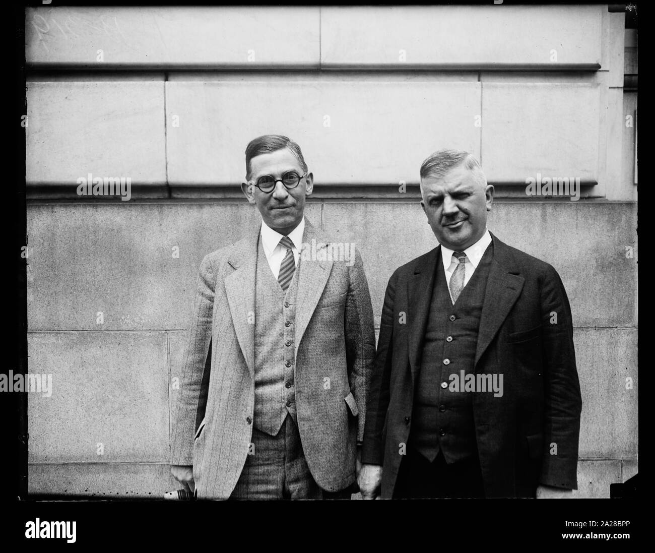 Prominente a granite indagine. Harry Baker, ex repubblicana dello Stato Presidente della Pennsylvania e Vare Manager (sinistra) e Edward E. Beidleman, Vare alleato della corsa per la nomina gubernatorial, che sono stati interrogati circa le modalità finanziarie effettuate nella formazione della coalizione Vare-Beidleman presso le granite inchiesta in Washington, 21 giugno Foto Stock