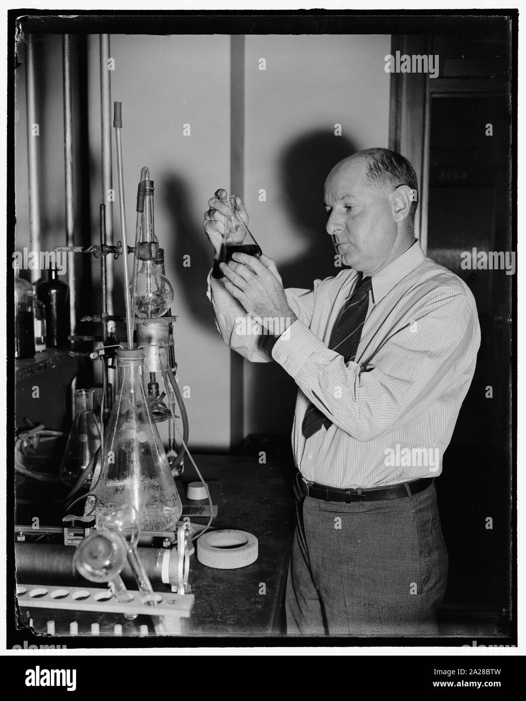 Promosso come nuovo Federal Food, Drug and Cosmetic Act entra in vigore. Washington D.C., il Agosto 29. Giuseppe Caliway, Jr., ora capo chimico del cibo orientale e ispezione di farmaco distretto con sede a New York, è stato trasferito a Washington come Senior chimico per servire come assistente tecnico e Segretario della riorganizzata quattro standard di quattro alimenti allo stato dei funzionari incaricati di applicare la legge e di due membri della Food and Drug Administration, 8/29/38 Foto Stock