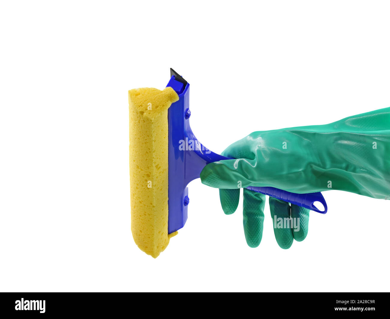 Mano nel guanto contiene vetro utensile di pulizia, il tergicristallo con spugna su sfondo bianco, dal lato destro Foto Stock