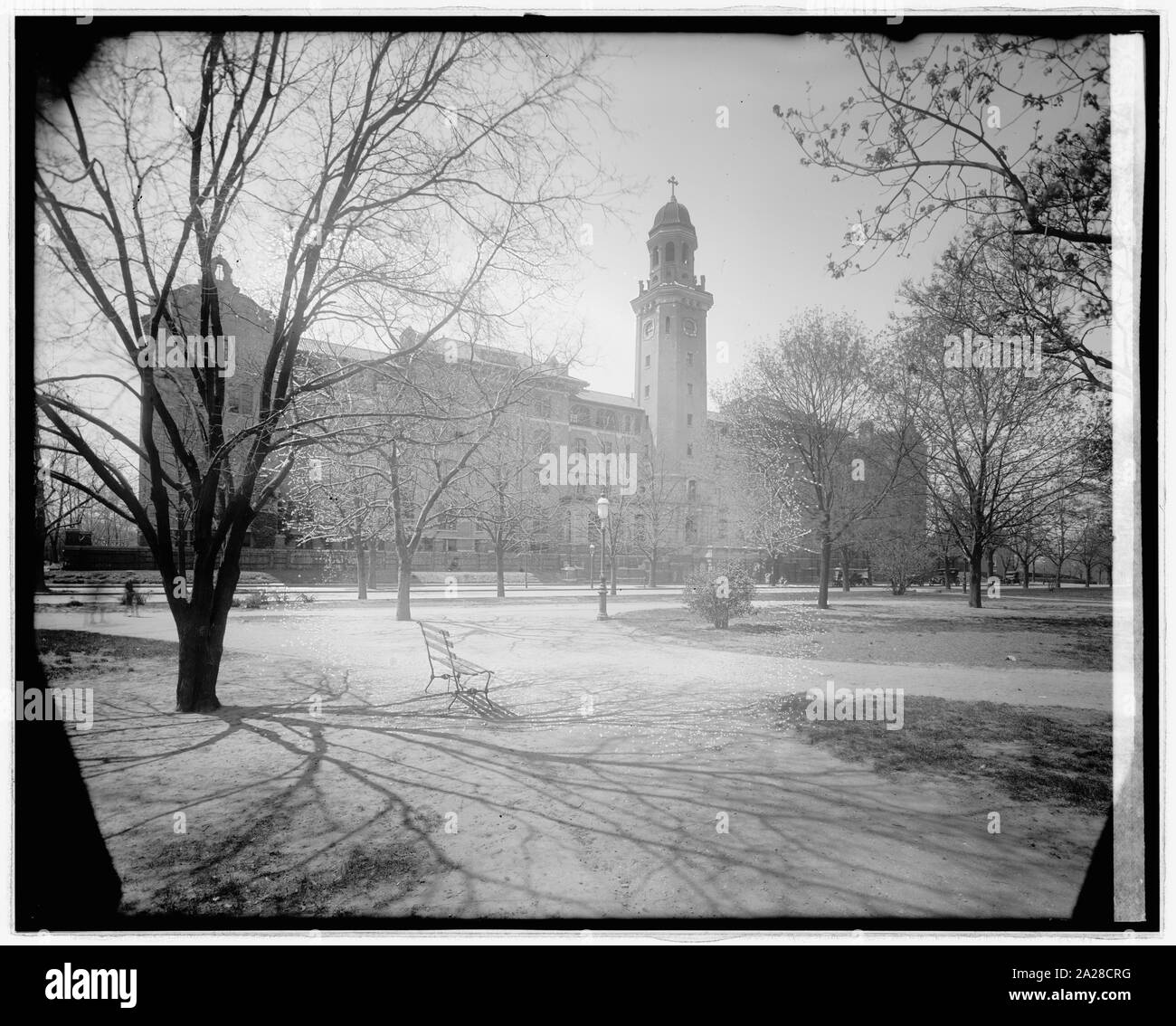 Providence Hospital dopo Waddy B. Legno 1904 rimodellare, guardando a sud attraverso Folger Park, circa 1910 e 1926, la Biblioteca del Congresso di stampe e fotografie divisione; Foto Stock