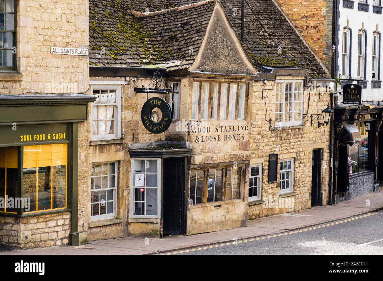 La macina pub in un antico edificio di pietra calcarea. Tutti i Santi posto, Stamford, Lincolnshire, Inghilterra, Regno Unito, Gran Bretagna Foto Stock