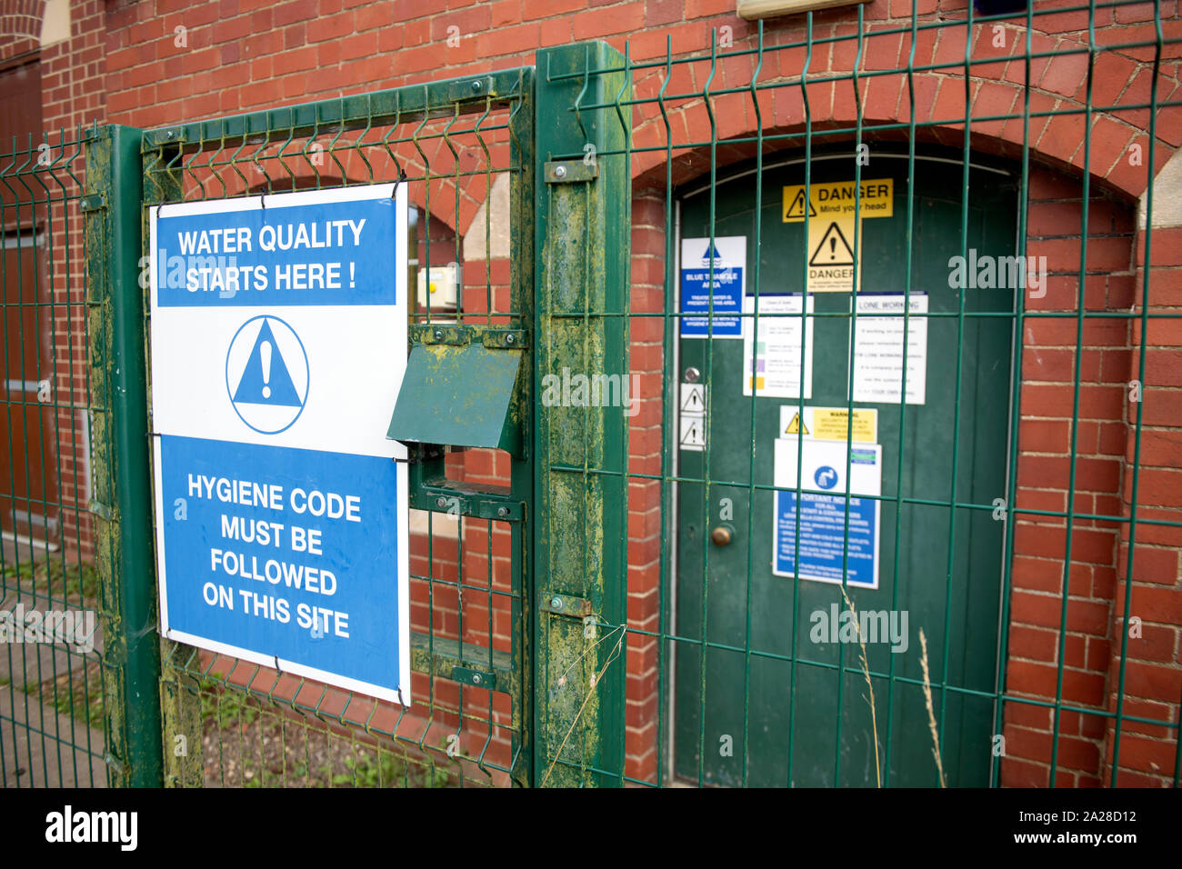 La salute e gli avvisi di sicurezza su una stazione di pompaggio di acqua Foto Stock