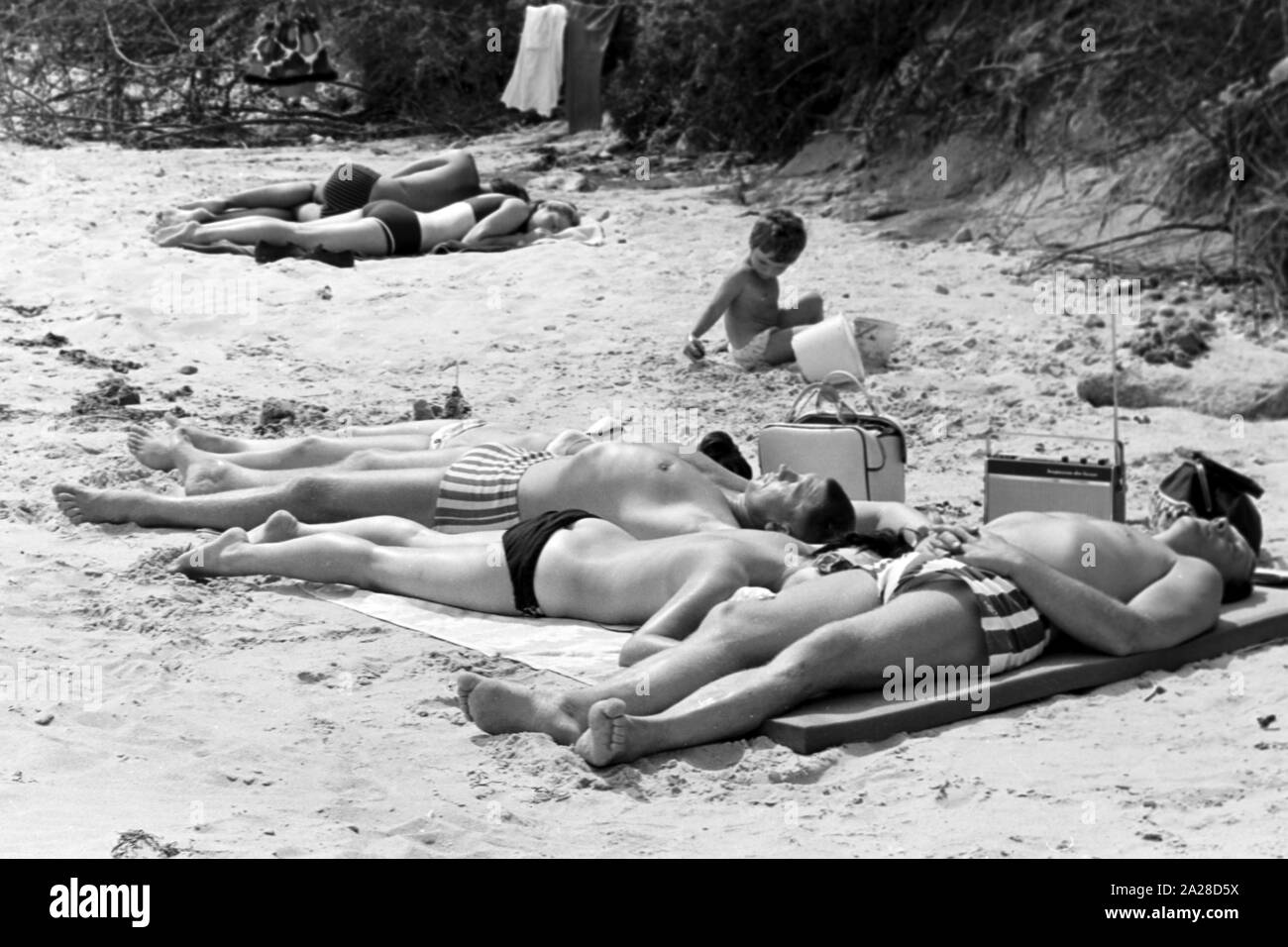 Sommerferien am Strand der Nordsee, Deutschland 1960er Jahre. Vacanze sulla spiaggia del Mare del Nord, Germania 1960s. Foto Stock