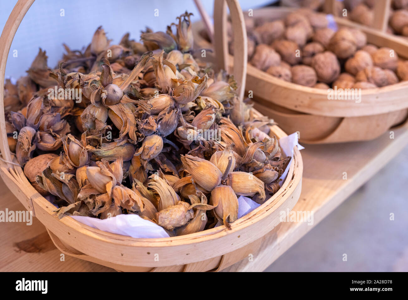 Cesto di Foraged Cobnuts sul display a Daylesford autunno mostra. Cotswolds, Gloucestershire, Inghilterra Foto Stock