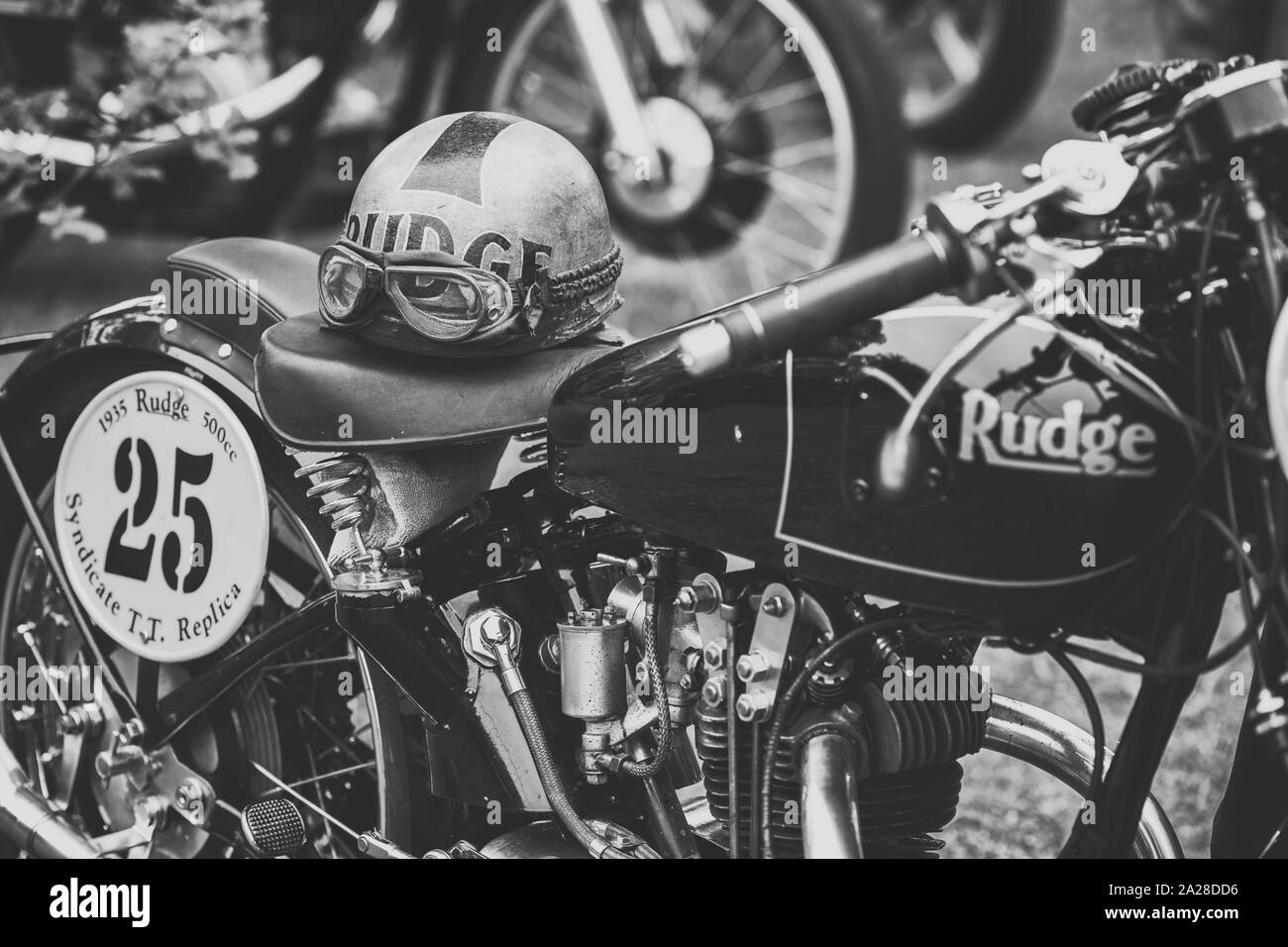 Casco vintage e occhiali su un 1935 Rudge motociclo a Bicester Heritage Centre super evento scramble. Bicester, Oxfordshire, Inghilterra. Monocromatico Foto Stock