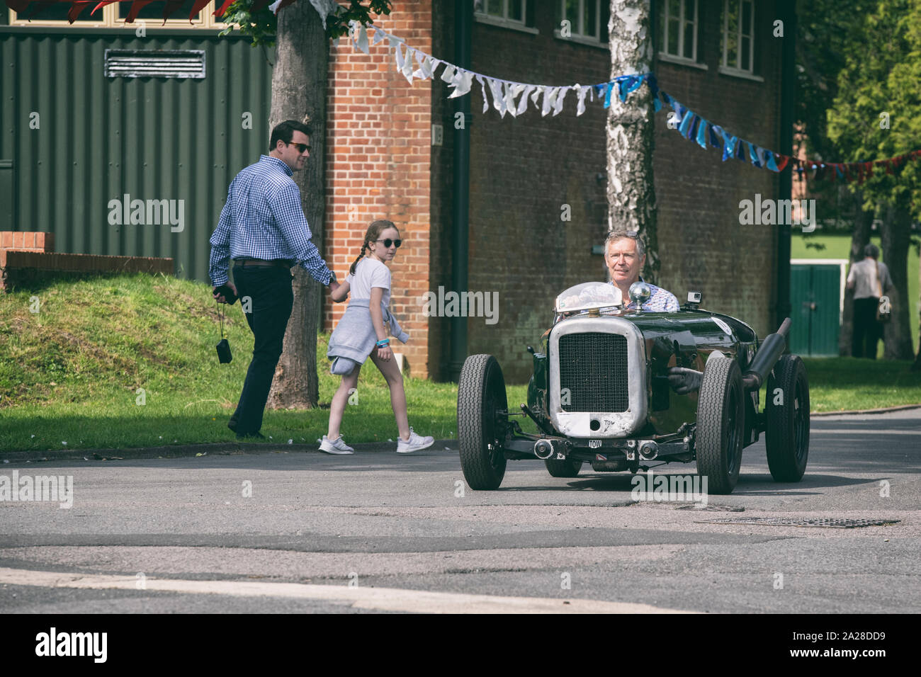 Vintage racing car essendo azionati a Bicester Heritage Centre super evento scramble. Bicester, Oxfordshire, Inghilterra. Vintage filtro applicato Foto Stock