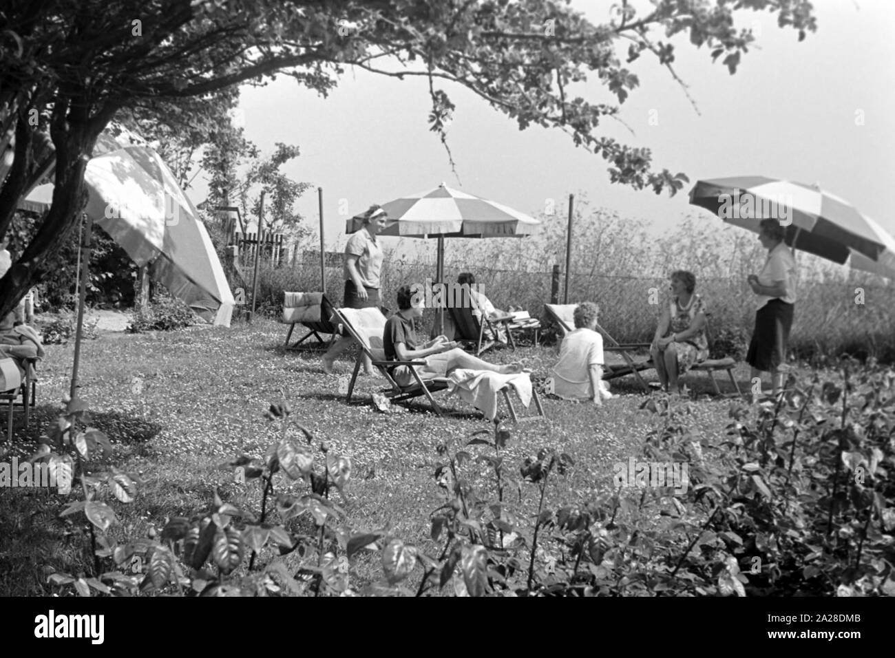 Sommerferien am Strand der Nordsee, Deutschland 1960er Jahre. Vacanze sulla spiaggia del Mare del Nord, Germania 1960s. Foto Stock