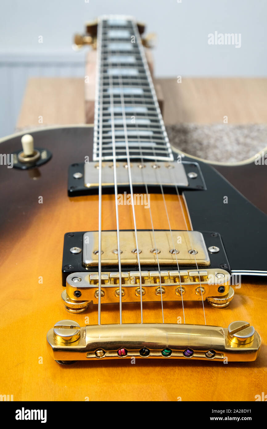 Una chitarra Gibson Les Paul Stratocaster sdraiata su una panchina di tecnici di chitarra essendo stata ri strung e sintonizzata. Foto Stock