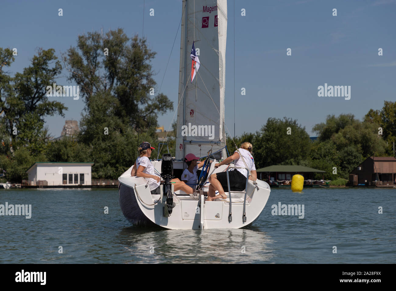 Belgrado, Serbia, 18 agosto 2019: Equipaggio femminile che gareggia nella regata di vela Micro Class sul fiume Sava Foto Stock