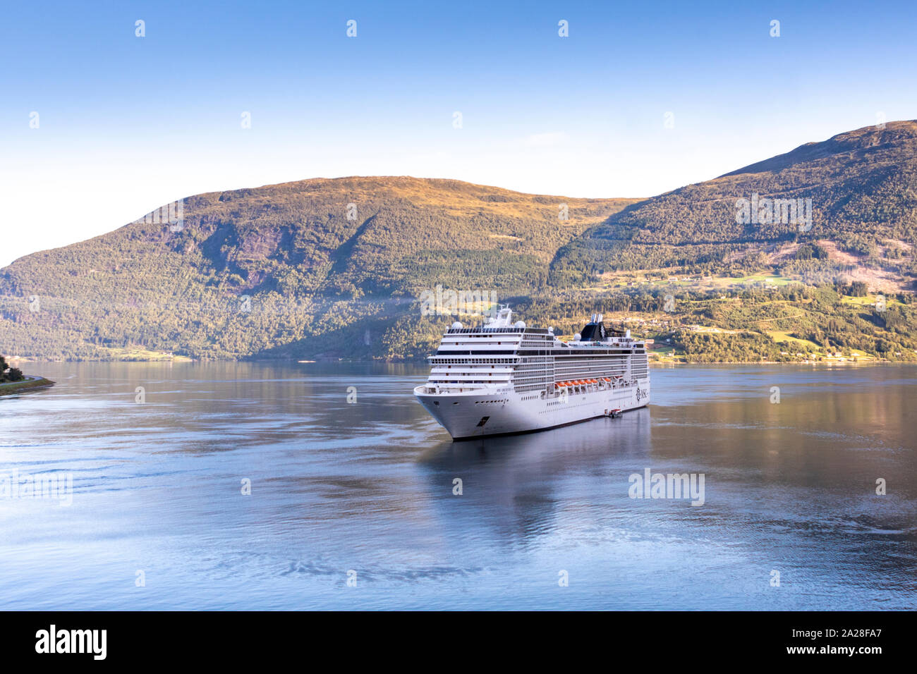 Nave da crociera MSC Orchestra al di ancoraggio in corrispondenza di olden, Norvegia Foto Stock