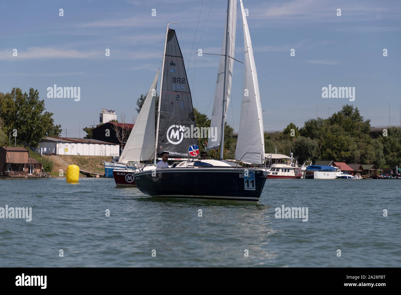 Belgrado, Serbia, Agosto 18, 2019: Tre-persona scuderie concorrenti nella classe Micro regata a vela sul fiume Sava Foto Stock