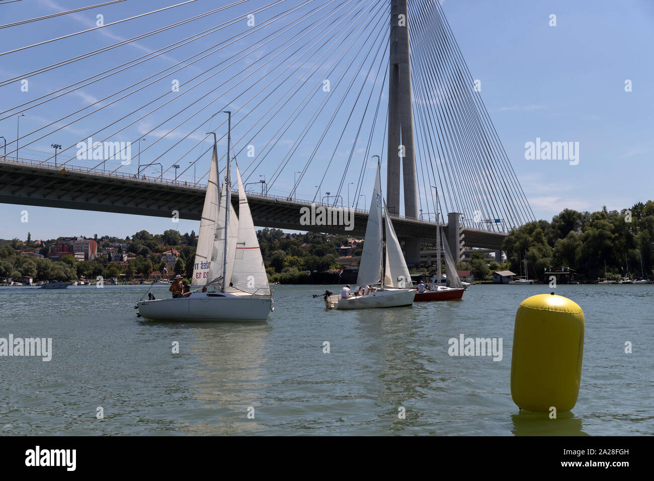 Belgrado, Serbia, Agosto 18, 2019: Tre-persona scuderie concorrenti nella classe Micro regata a vela sul fiume Sava Foto Stock
