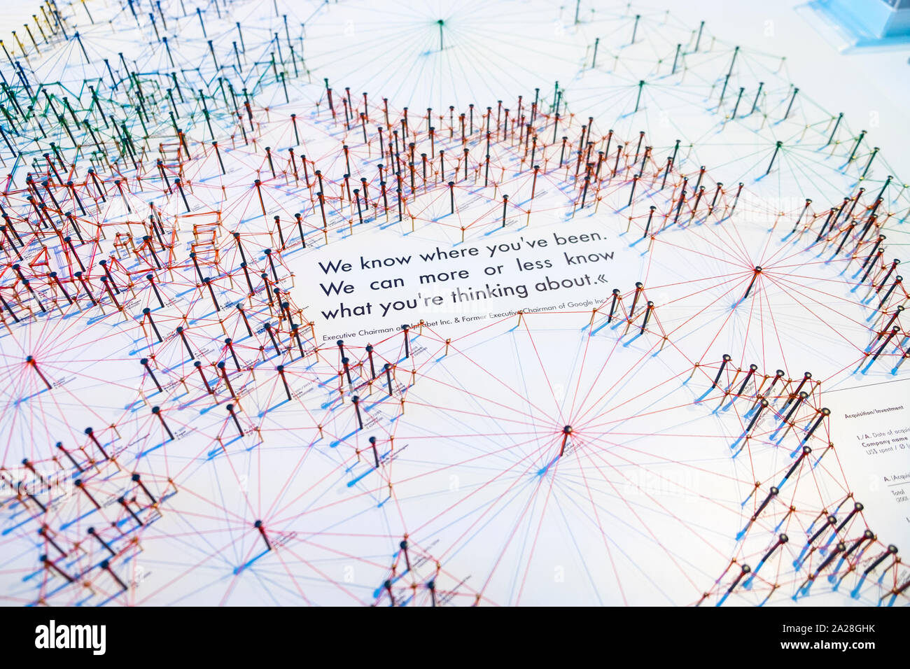 Data mining, sappiamo dove siete stati, messaggio dal presidente esecutivo dell'alfabeto ed ex presidente esecutivo di google, la sala di vetro, Londra, regno unito Foto Stock