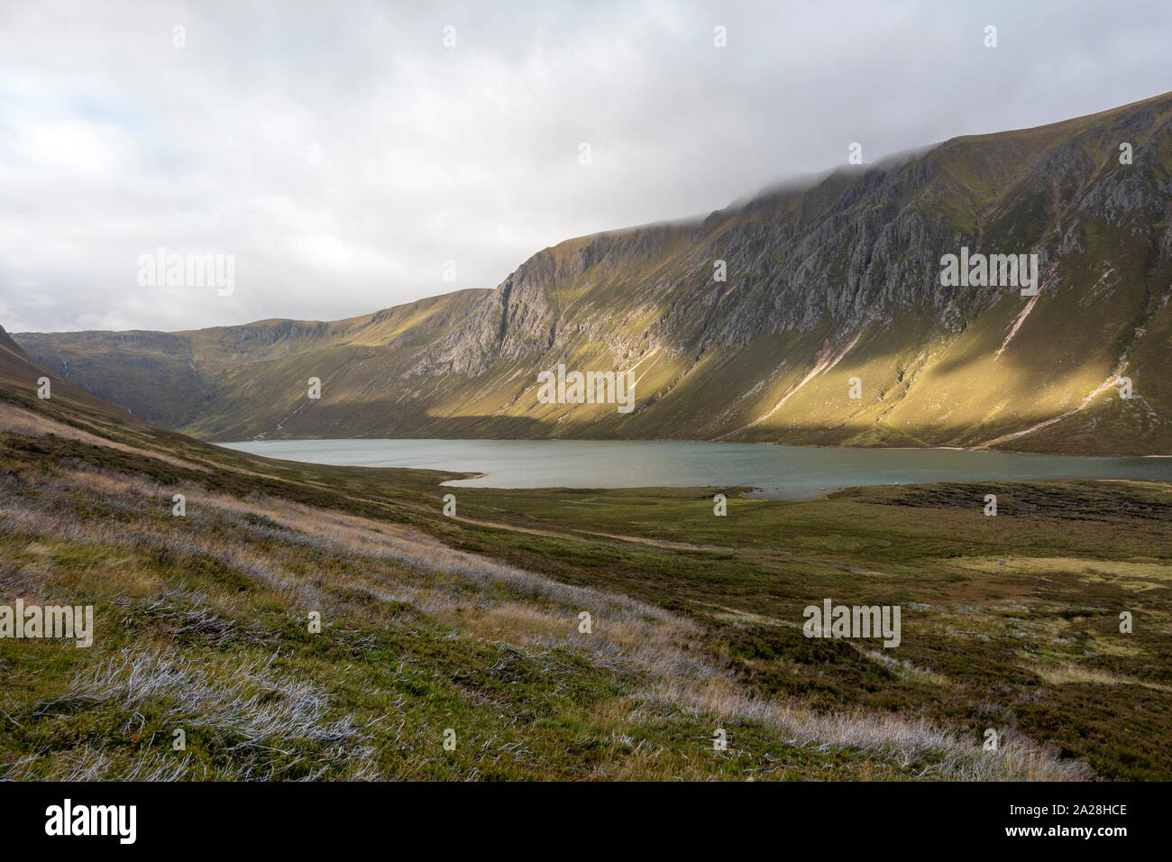 Glen Einich rotta nel Parco Nazionale di Cairngorms portando a Loch Eanaich Loch Einich Foto Stock