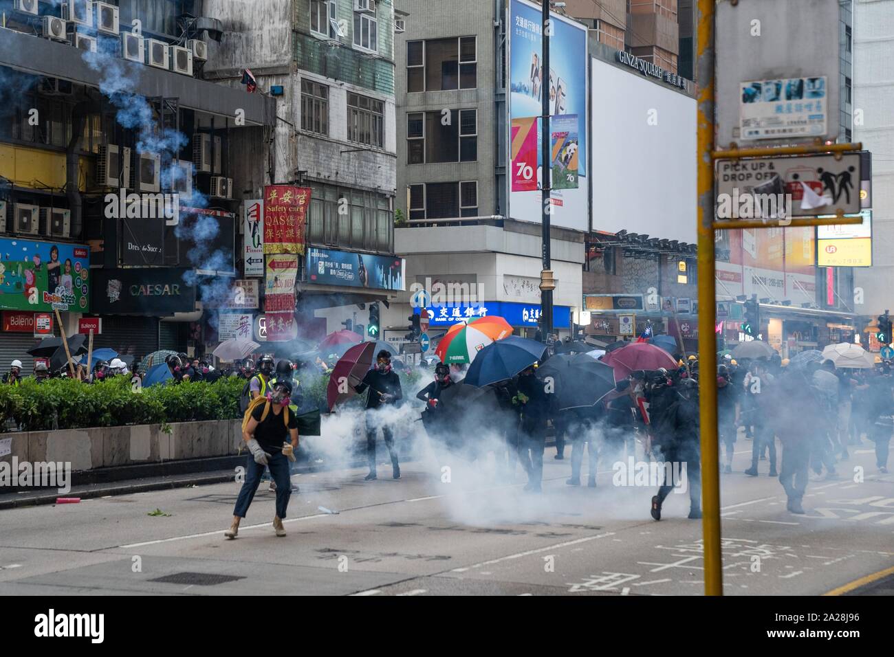 La polizia antisommossa fire gas lacrimogeni verso i manifestanti.entrando nel XVIII Settimana di disordini civili, i manifestanti hanno marciato sulla mattina di Cina della giornata nazionale che celebra il settantesimo anniversario della Repubblica popolare di Cina di quest'anno. Manifestanti hanno intonato slogan e ha continuato a chiedere per le cinque richieste che devono essere soddisfatte. I dimostranti si sono scontrati con la polizia e sono stati colpiti con gas lacrimogeni e pallottole di gomma e acqua di cannoni e infine molti sono stati arrestati. Foto Stock