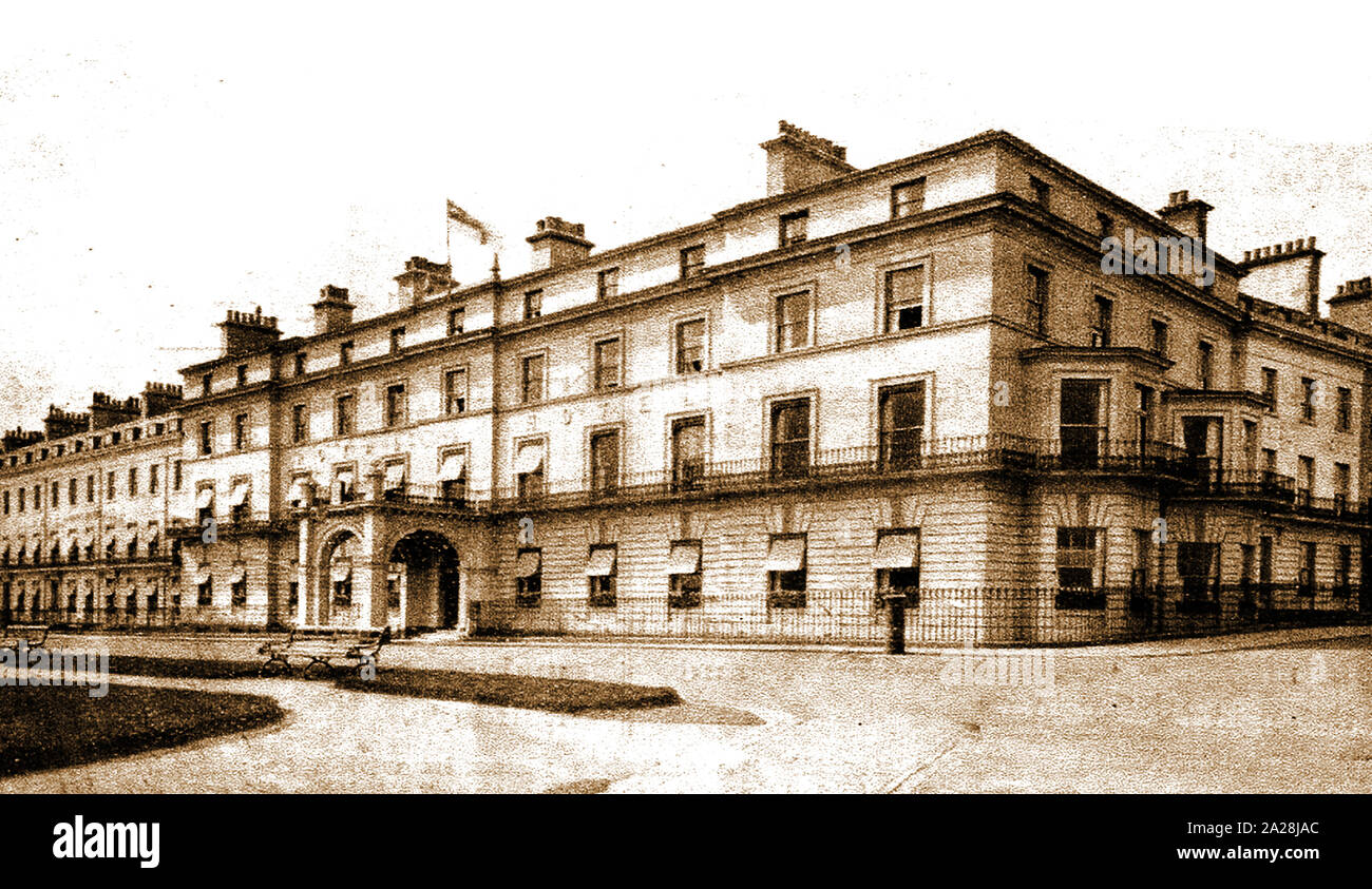 Il Royal Hotel,(Ora Bay Royal Hotel) Whitby, nello Yorkshire, Regno Unito come sembrava poco dopo essere stata costruita in epoca vittoriana da George Hudson la "Ferrovia King'. Hudson era anche responsabile per il nuovo passaggio dal molo alla West Cliff che è chiamato Khyber Pass dopo la strategica pass noto dalle guerre afghana. Inoltre Hudson (semi) costruito Royal Crescent vicino che è incompiuto per lui in esecuzione al di fuori del denaro. Bram Stoker, autore di Dracula una volta che abbiamo soggiornato presso l'hotel. Foto Stock