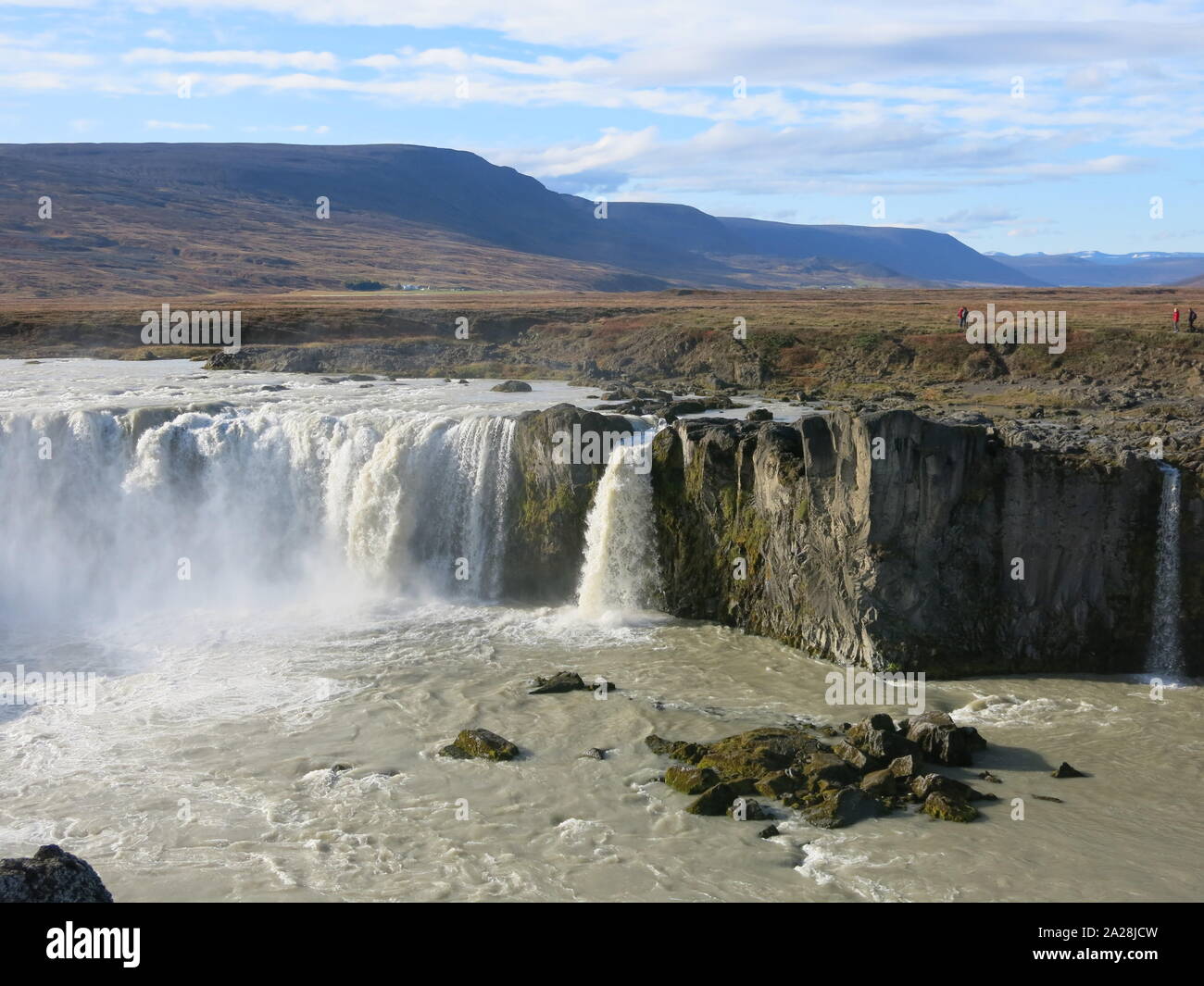 Le cascate Godafoss o 'cascata degli dèi' sono un top ten destinazione turistica nel nord dell'Islanda, noti per la loro tonante flusso d'acqua. Foto Stock