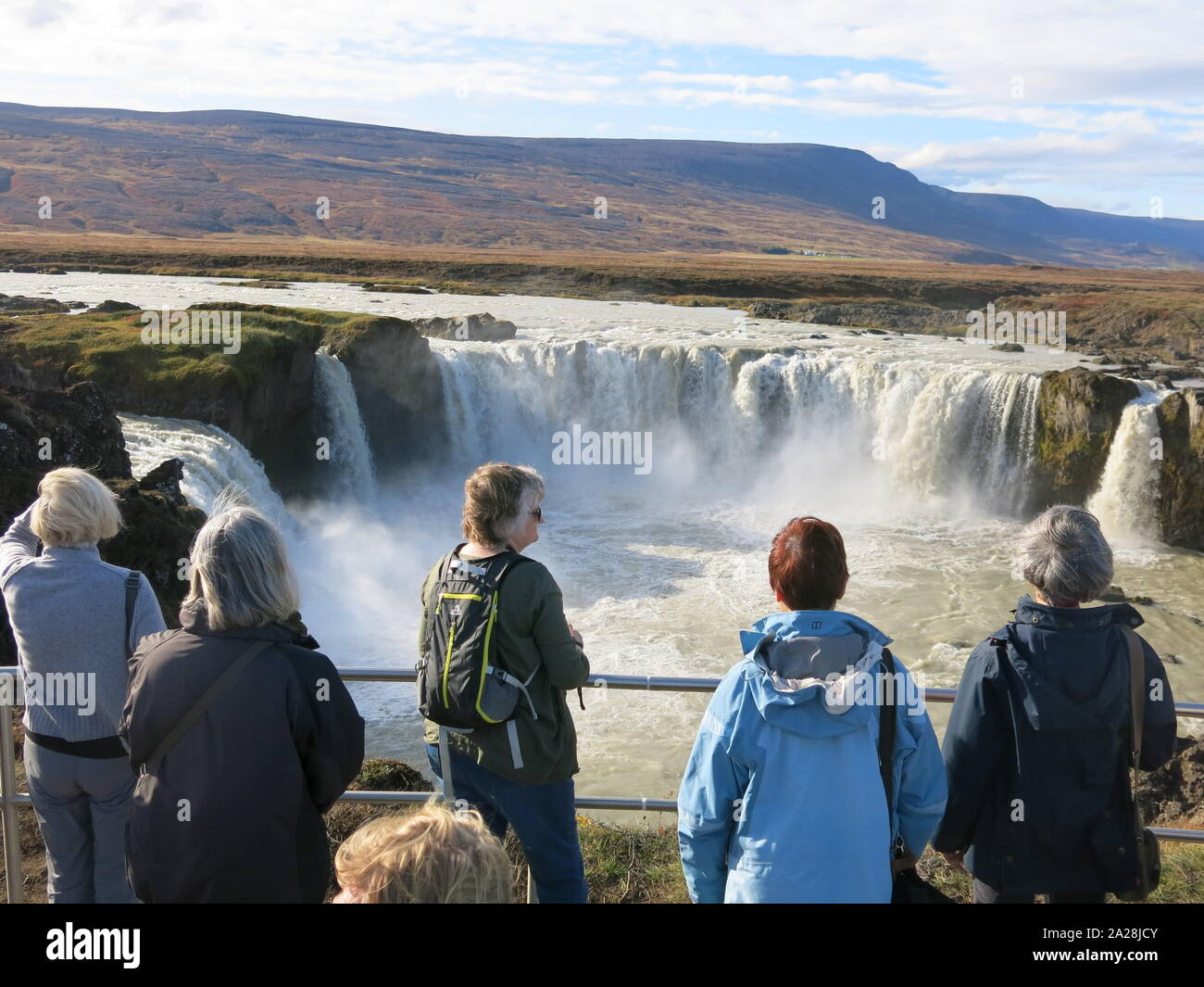 I turisti si riuniscono per ammirare cascate Godafoss o 'cascata degli dèi' un top ten destinazione nel nord dell'Islanda, noti per la loro tonante flusso d'acqua. Foto Stock