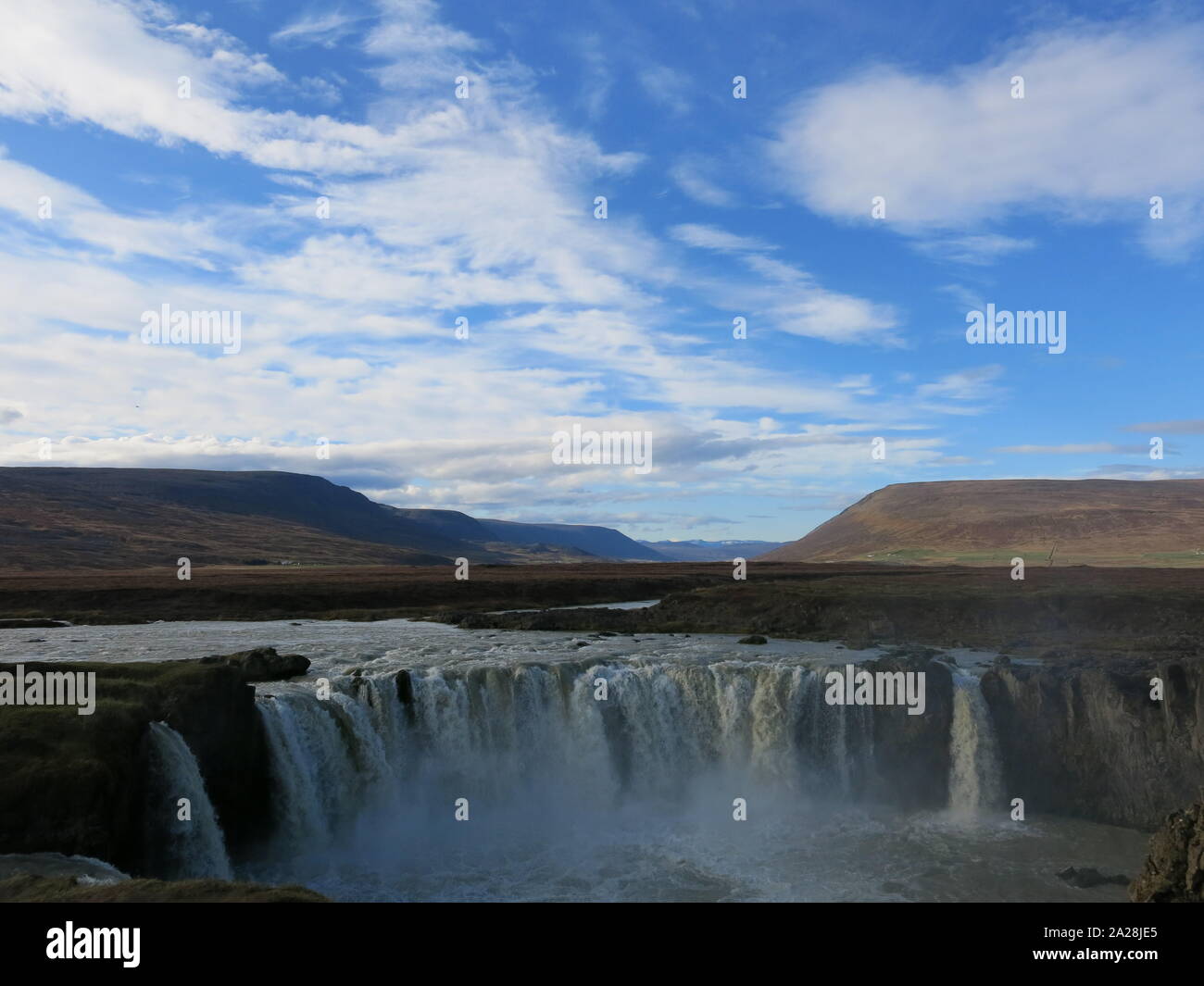 Il cielo blu sopra cascate Godafoss o 'cascata degli dèi", una top ten destinazione turistica nel nord dell'Islanda, noti per la loro tonante flusso d'acqua. Foto Stock