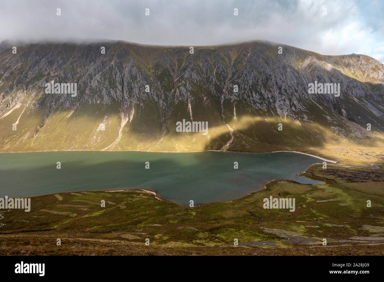 Glen Einich rotta nel Parco Nazionale di Cairngorms portando a Loch Eanaich Loch Einich Foto Stock