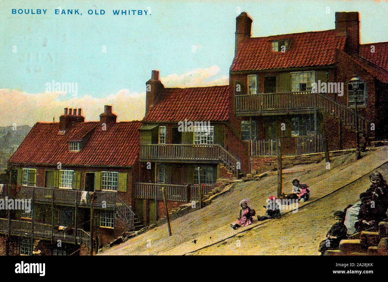 Un molto presto la cartolina che mostra la galleria che ospita ex case sulla banca Boulby, Whitby, North Yorkshire, Regno Unito nel 1907 (ora demolito e la zona ristrutturato) Foto Stock