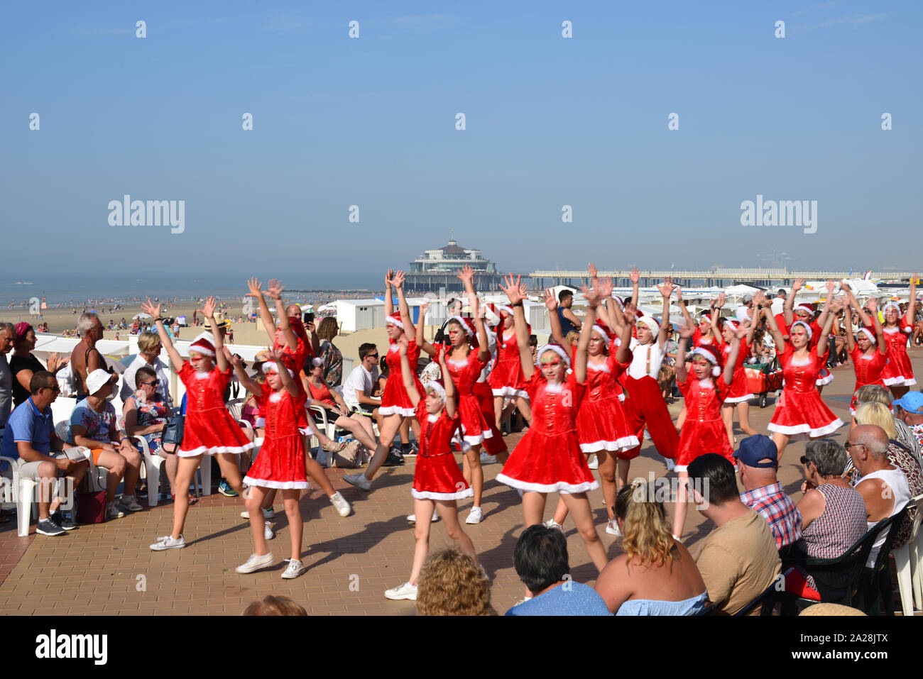 Blankenberge, West Flanders/ Belgio - Agosto 25, 2019: Festa sulla spiaggia fiore galleggiante, in fiammingo 'Bloemencorso Foto Stock