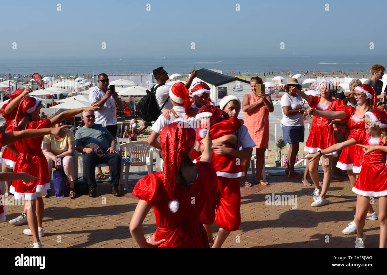 Blankenberge, West Flanders/ Belgio - Agosto 25, 2019: Festa sulla spiaggia fiore galleggiante, in fiammingo 'Bloemencorso Foto Stock