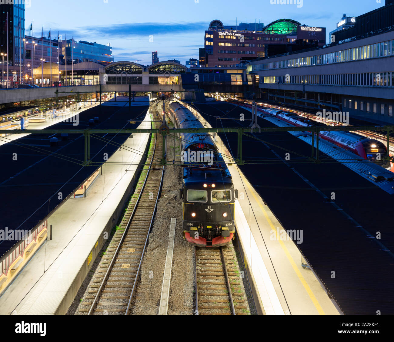 Stoccolma, Svezia, Settembre 2019: le piattaforme e le vie presso la stazione centrale di Stoccolma in tarda serata. Un treno attende su una piattaforma. Foto Stock