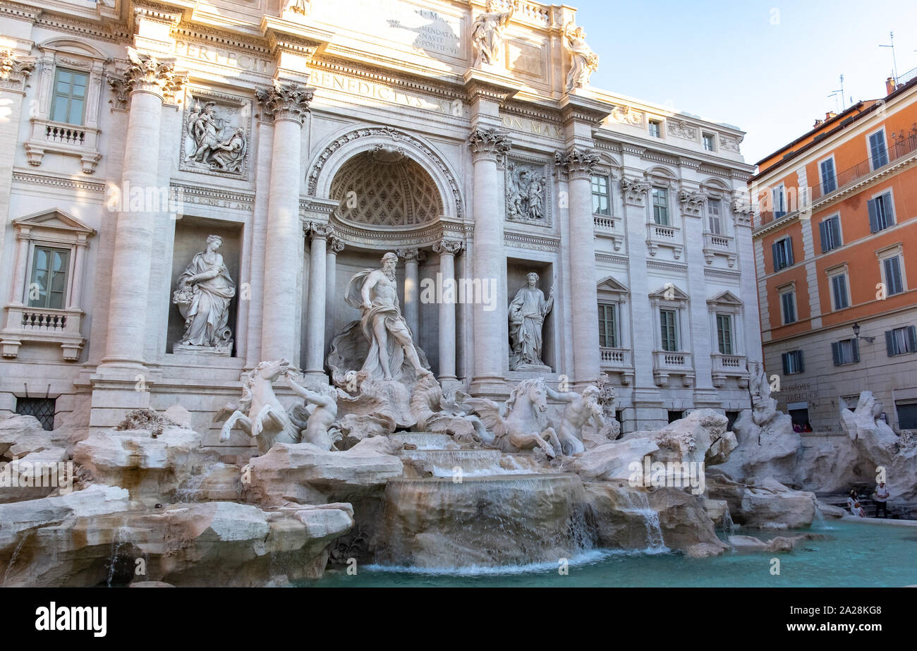 Incredibile enorme facciata di marmo bianco statuario del mondo e il famoso punto di riferimento fontana di Trevi, Roma, nella luce del mattino. Foto Stock