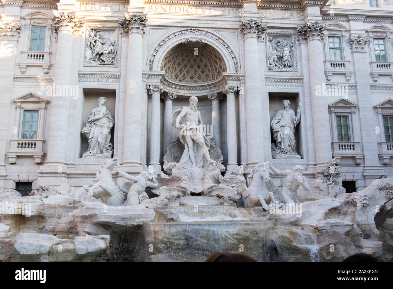 Incredibile enorme facciata di marmo bianco statuario del mondo e il famoso punto di riferimento fontana di Trevi, Roma, nella luce del mattino. Foto Stock