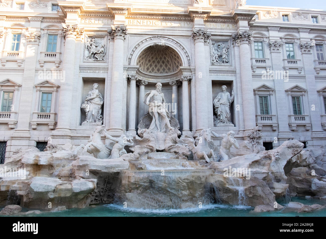 Incredibile enorme facciata di marmo bianco statuario del mondo e il famoso punto di riferimento fontana di Trevi, Roma, nella luce del mattino. Foto Stock