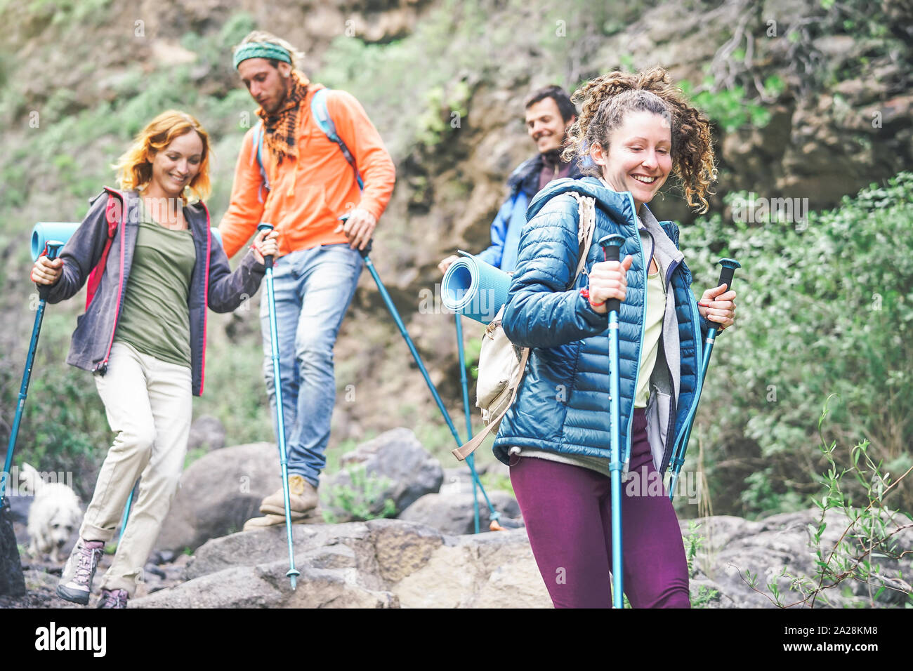 Il gruppo di amici con gli zaini a fare escursioni di trekking in montagna - giovani turisti a piedi ed esplorare la natura Foto Stock