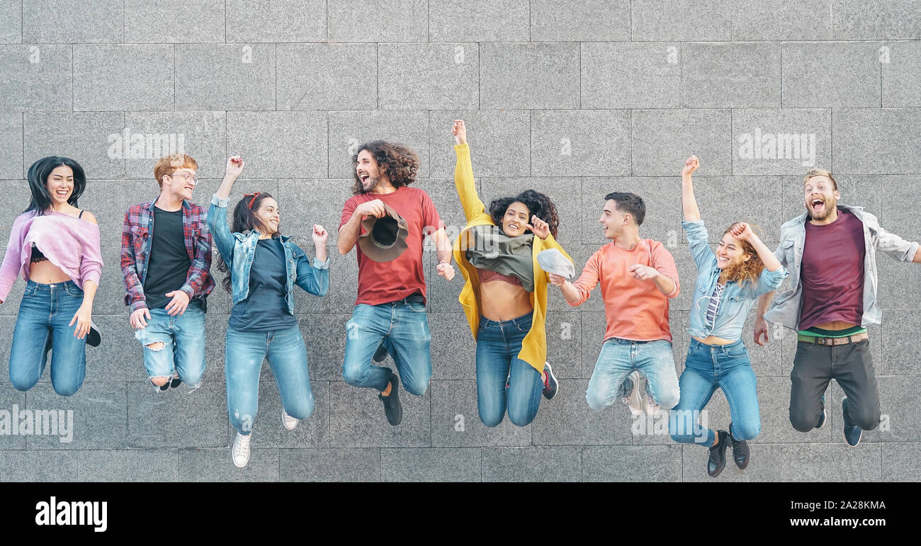 Happy amici jumping insieme outdoor - la millenaria giovani divertirsi celebrando insieme all'esterno Foto Stock