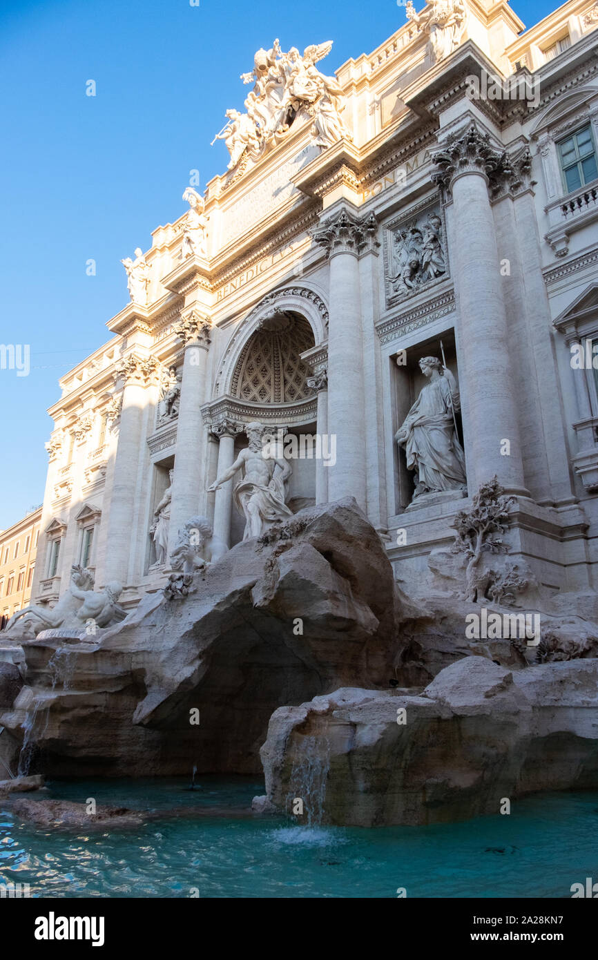 Incredibile enorme facciata di marmo bianco statuario del mondo e il famoso punto di riferimento fontana di Trevi, Roma, nella luce del mattino. Foto Stock