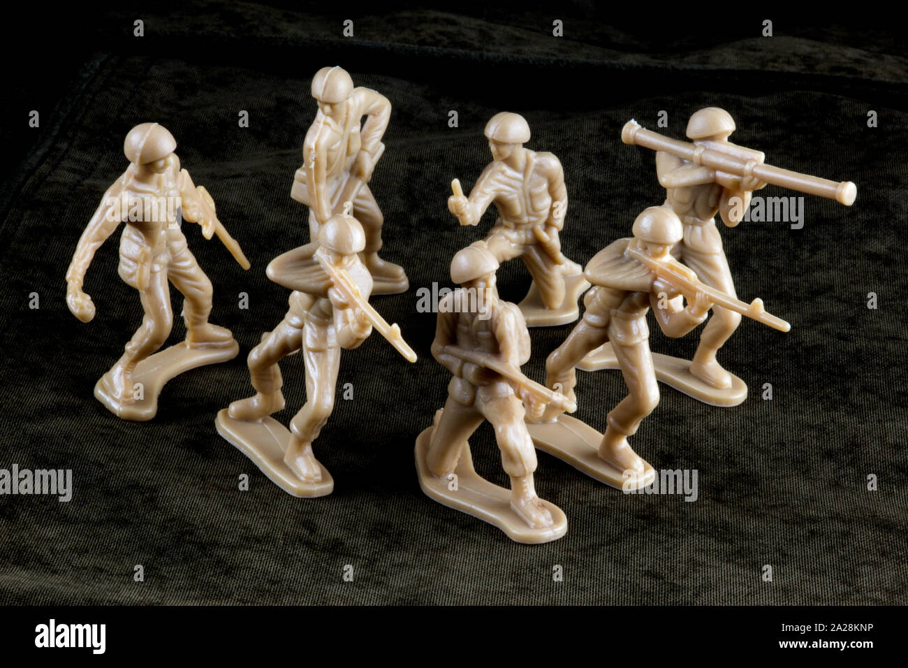 Giocattolo di plastica soldati su una tela del campo di battaglia Foto Stock