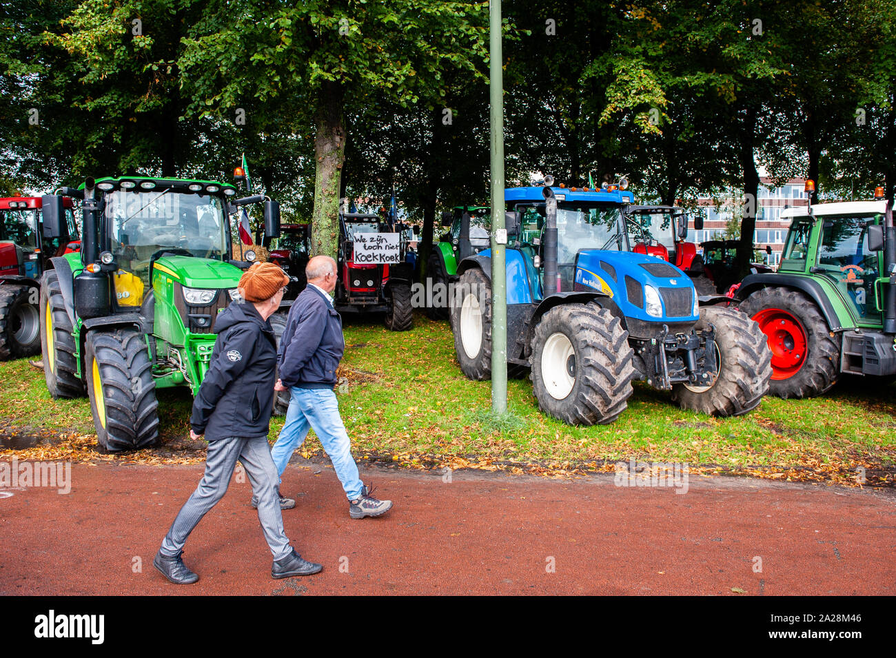 Trattori parcheggiate durante la dimostrazione.Migliaia di agricoltori arrivati alla guida delle loro trattori agricoli a l'AIA per combattere l'immagine spesso negativa degli agricoltori e delle loro aziende ritratte in media da alcuni politici e dagli attivisti. Gli agricoltori venuti da tutte le regioni dei Paesi Bassi a fare una dichiarazione circa la politica attuale in olandese del settore agricolo. Foto Stock