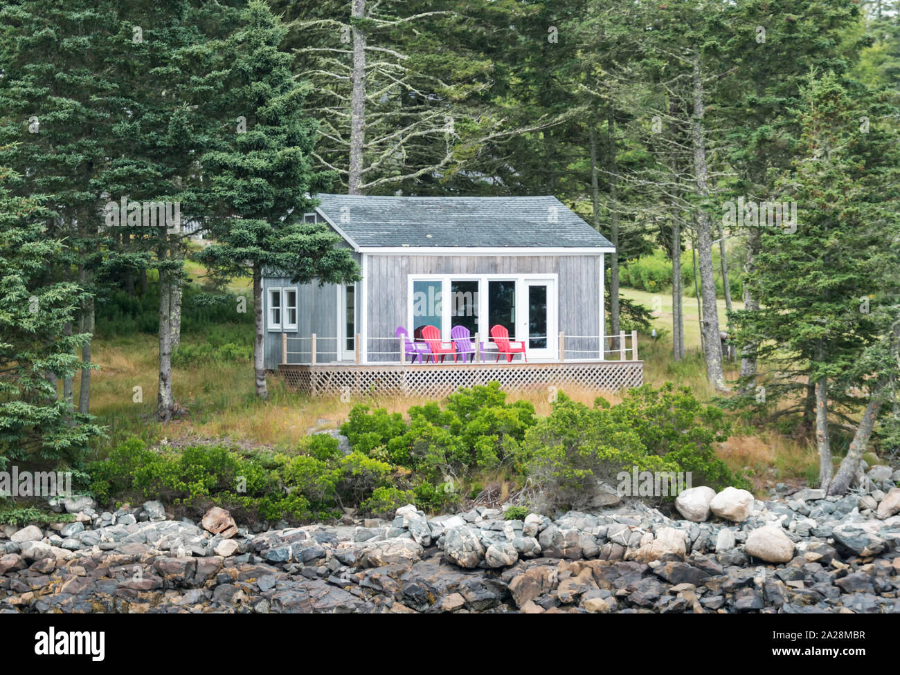 Una piccola struttura è sul litorale con una terrazza che si affaccia sulla baia di off Vinalhaven isola nel Maine. Foto Stock