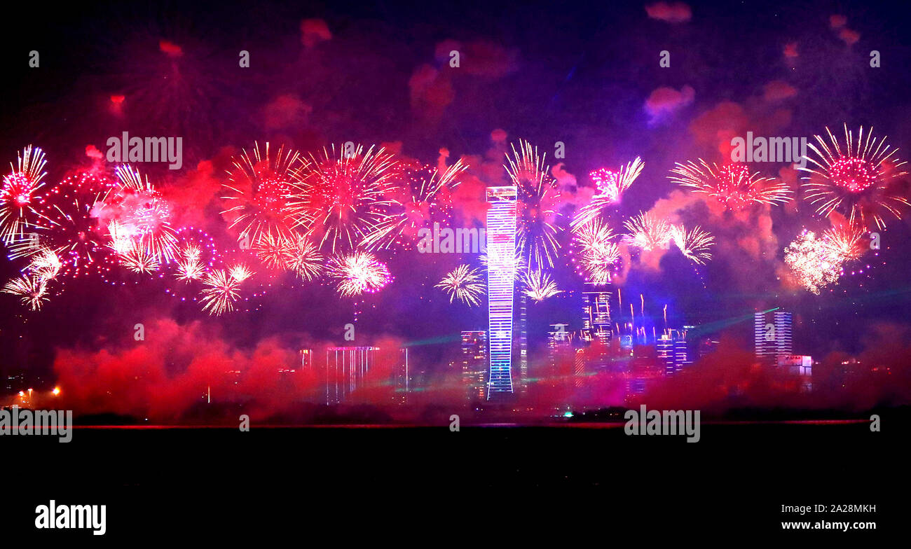 Shenzhen, Cina la provincia di Guangdong. 1 Ott 2019. Fuochi d'artificio esplodere su un parco per contrassegnare il settantesimo anniversario della fondazione della Repubblica Popolare Cinese (PRC) a Shenzhen, Cina del sud della provincia di Guangdong, 1 ottobre, 2019. Credito: Liao Jian/Xinhua/Alamy Live News Foto Stock