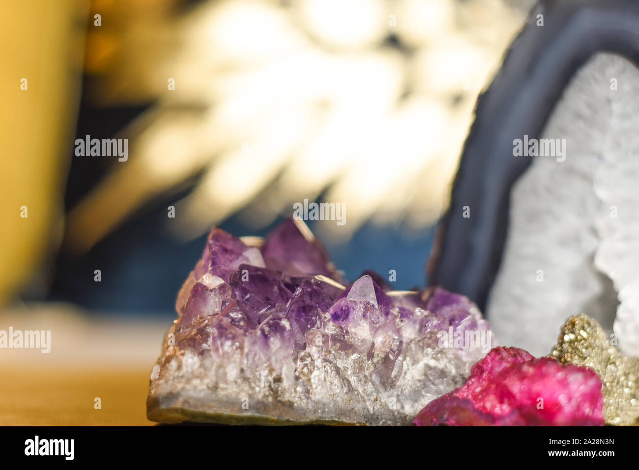 Le gemme di una raccolta di varie gemme e rock e oggetti di minerali Foto Stock