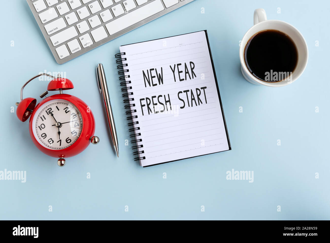 Nuovo Anno nuovo inizio del testo in appunti, laici piano scrivania in ufficio. Foto Stock