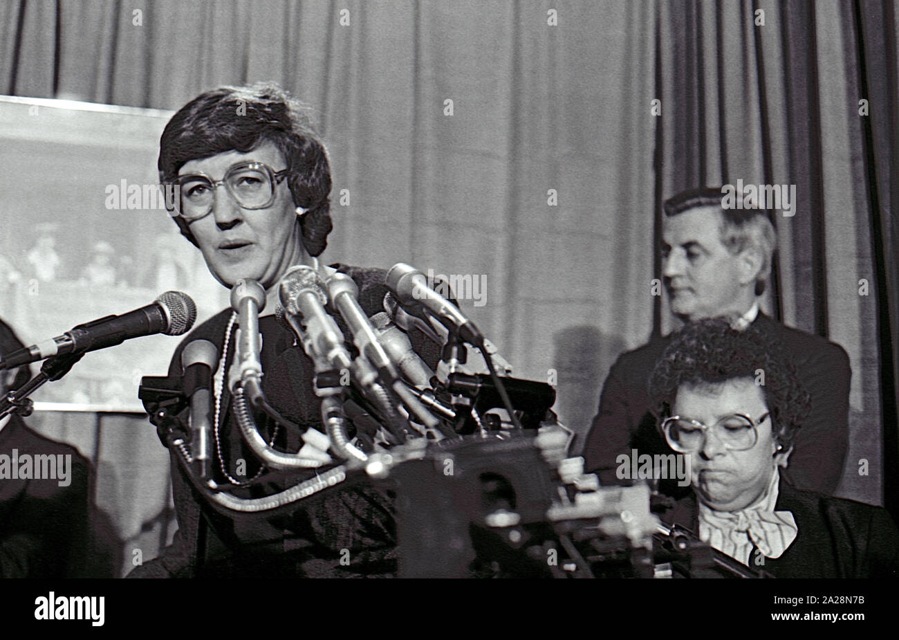 Washington DC, Stati Uniti d'America, 15 Febbraio 1984Washington DC, Stati Uniti d'America, 15 Febbraio 1984ex vicepresidente degli Stati Uniti Walter Mondale il candidato presidenziale democratico assiste un rally di beneficenza presso la sede dell'ora. Egli è accompagnato da ora presidente Judy orafo e congressista Barbara Mikulski democratici dal Maryland Credito: Mark Reinstein / MediaPunch Foto Stock