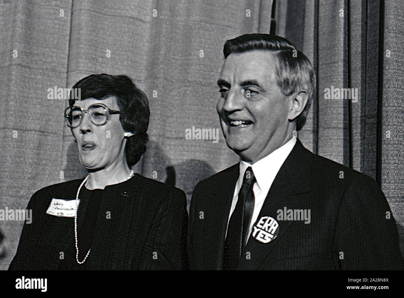 Washington DC, Stati Uniti d'America, 15 Febbraio 1984Washington DC, Stati Uniti d'America, 15 Febbraio 1984ex vicepresidente degli Stati Uniti Walter Mondale il candidato presidenziale democratico assiste un rally di beneficenza presso la sede dell'ora. Egli è accompagnato da ora presidente Judy orafo e congressista Barbara Mikulski democratici dal Maryland Credito: Mark Reinstein / MediaPunch Foto Stock