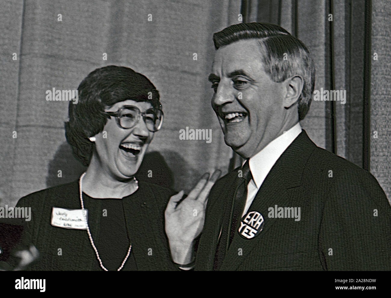 Washington DC, Stati Uniti d'America, 15 Febbraio 1984Washington DC, Stati Uniti d'America, 15 Febbraio 1984ex vicepresidente degli Stati Uniti Walter Mondale il candidato presidenziale democratico assiste un rally di beneficenza presso la sede dell'ora. Egli è accompagnato da ora presidente Judy orafo e congressista Barbara Mikulski democratici dal Maryland Credito: Mark Reinstein / MediaPunch Foto Stock