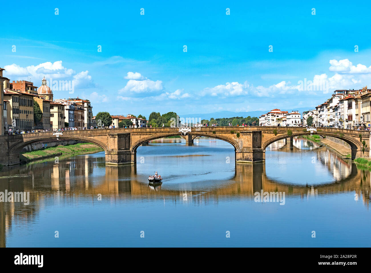 Il ponte a Santa Trinita oltre il fiume Arno, il fiume Arno Firenze, Firenze, Toscana, Italia Foto Stock