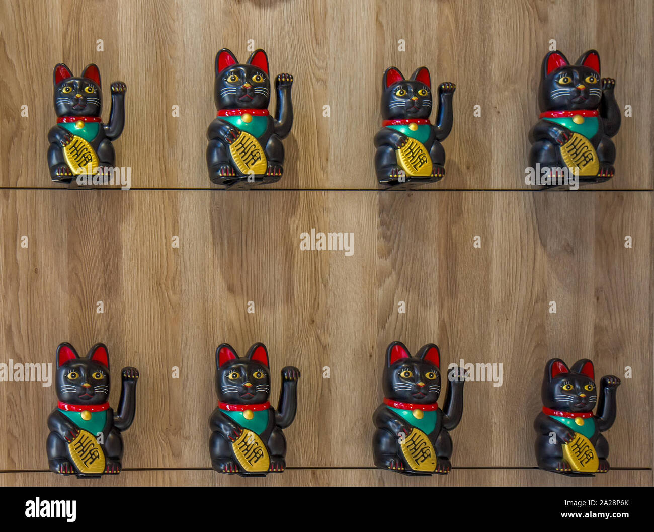 Un gruppo di ceramica giapponese gatti-Maneki Neko Foto Stock