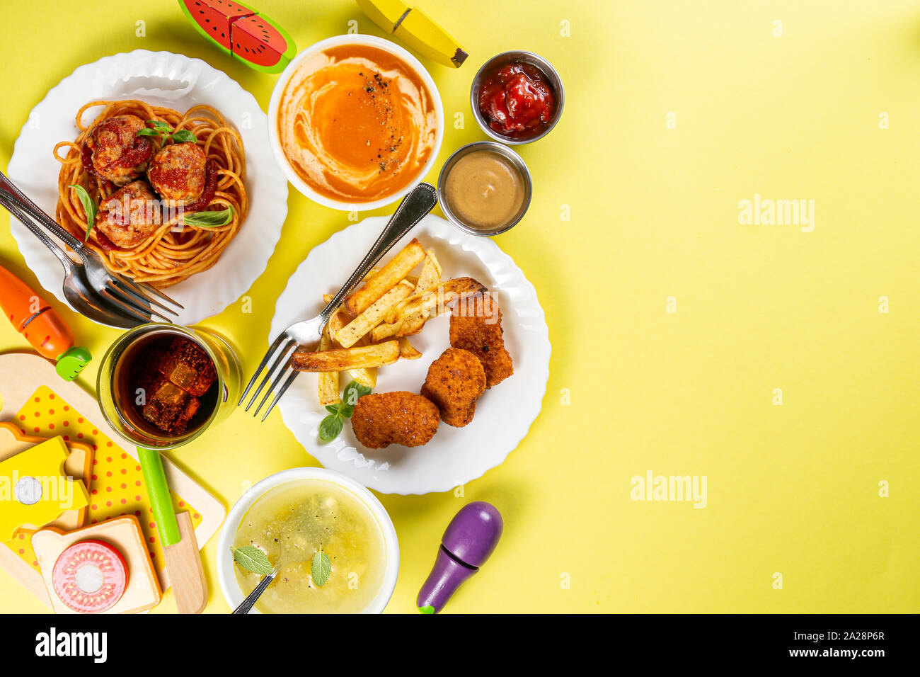 Menu bambini concetto - pasta, pepite, patatine fritte, zuppe, cola Foto Stock