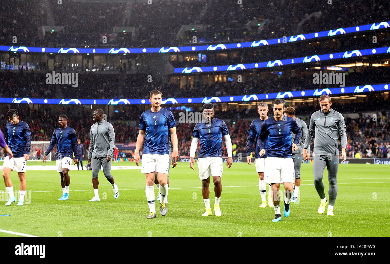 Tottenham Hotspur i giocatori di warm up prima della UEFA Champions League a Tottenham Hotspur Stadium, Londra. Foto Stock